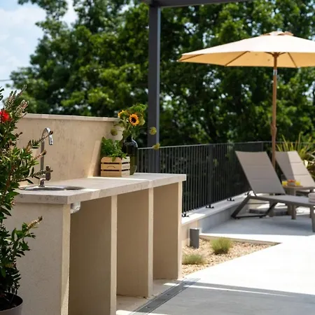Modern Venta With Jacuzzi And Pool In Buje Willa *